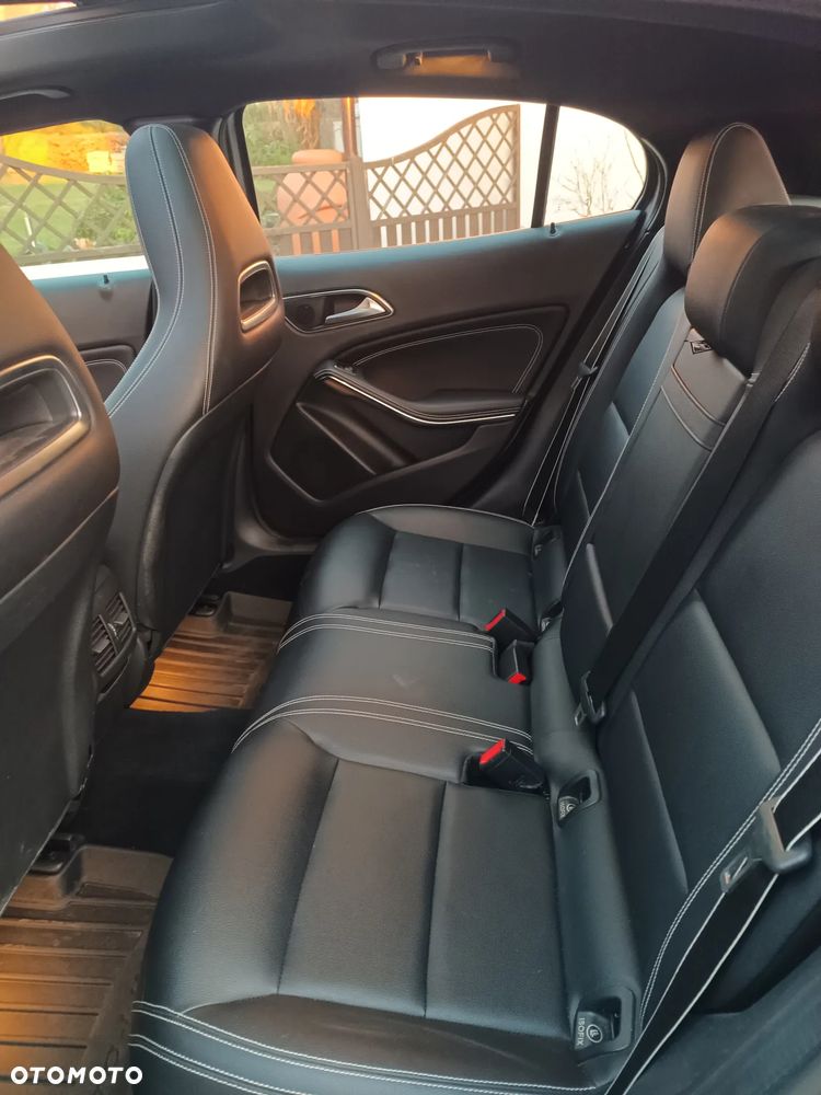 Mercedes-Benz GLA 220 d 7G-DCT UrbanStyle Edition - 11