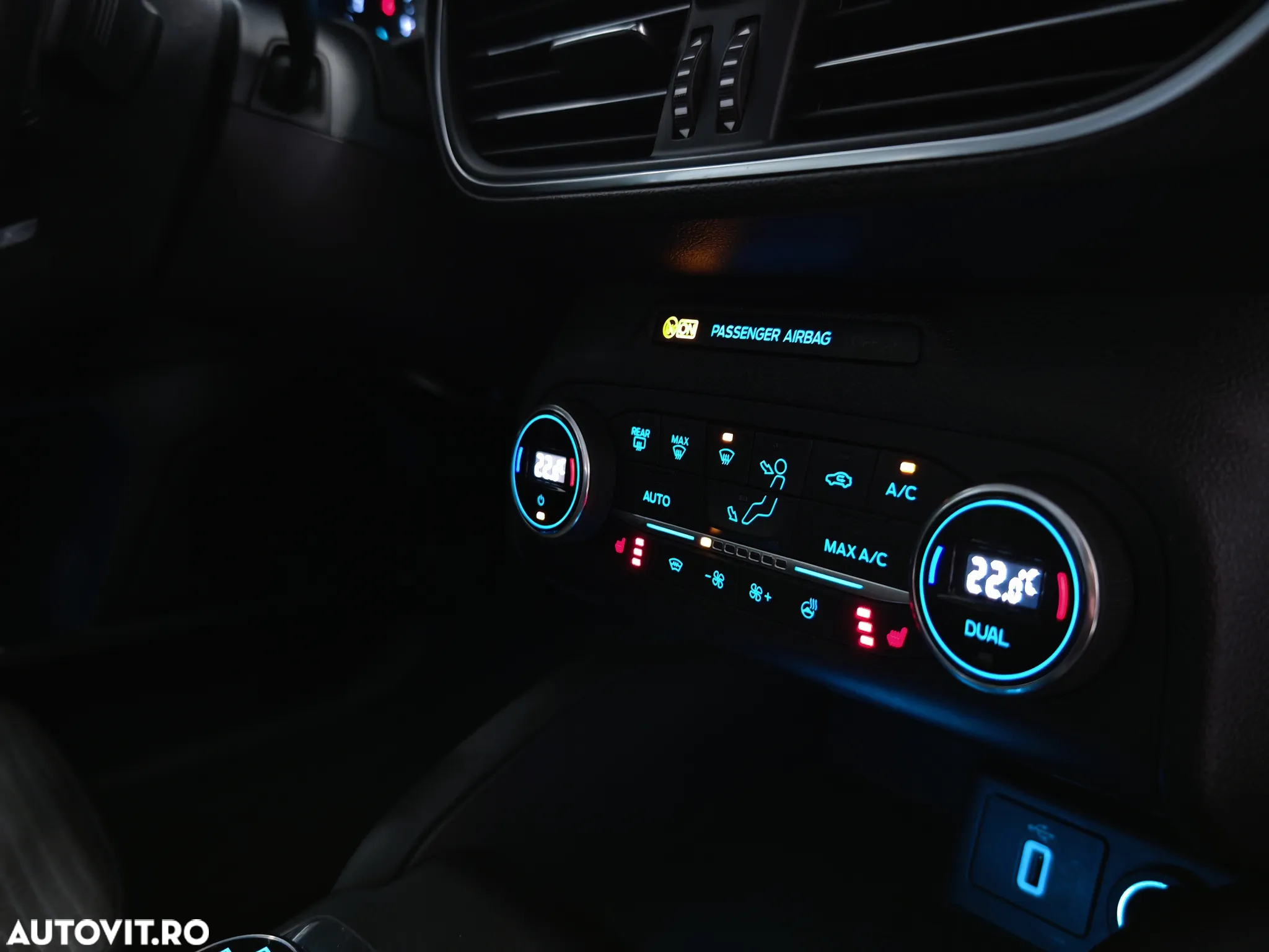 Ford Focus Turnier 1.5 EcoBlue Start-Stopp-System Aut. TITANIUM - 19