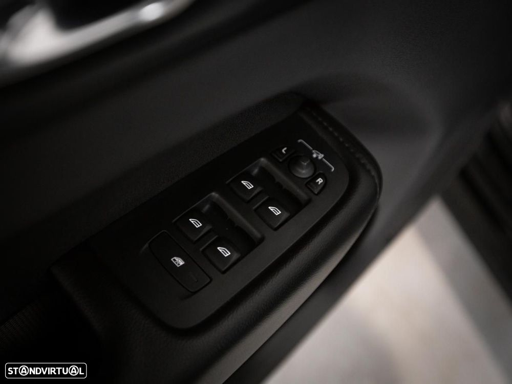 Volvo XC 60 2.0 T8 PHEV Momentum AWD - 26