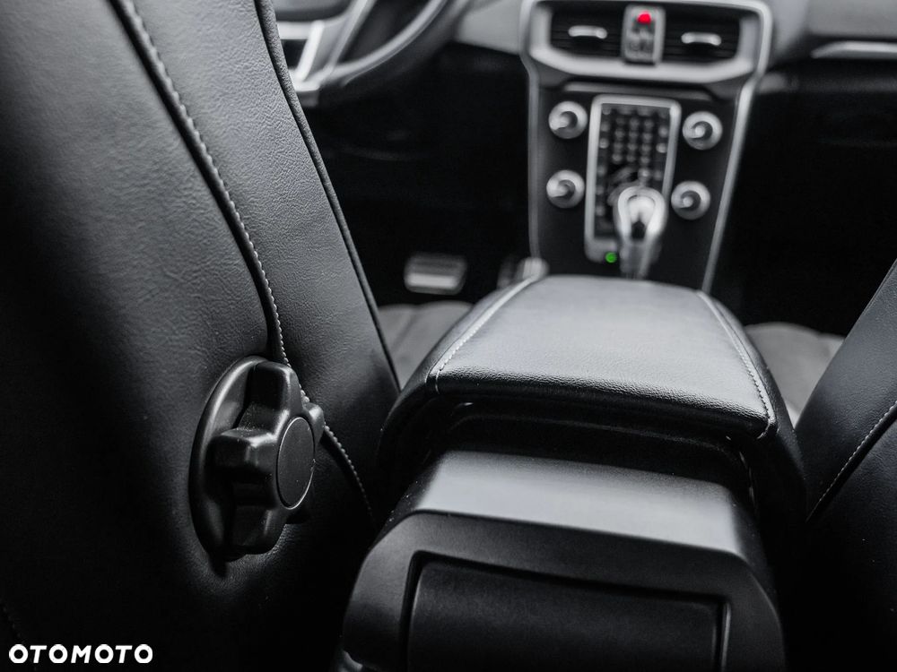 Volvo V40 T3 Drive-E R-Design Momentum - 27
