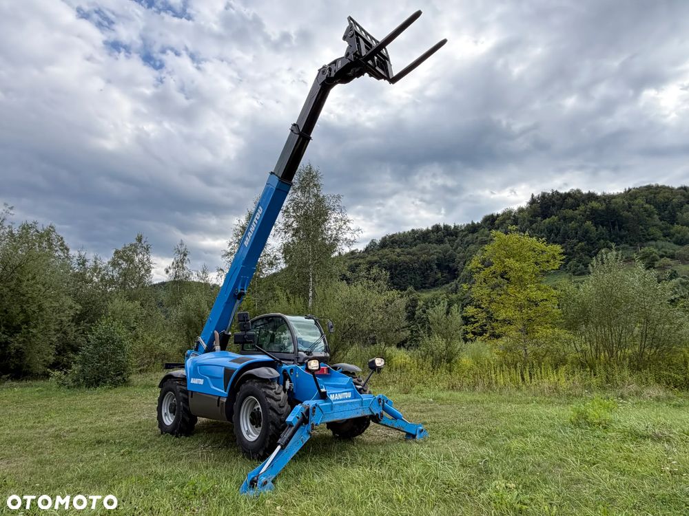 Manitou MT1440. Ładowarka Teleskopowa 14 metrów wysuw! UDŹWIG 4 TONY! Przebieg 2500 mtg. Maszyna jak Nowa z SALONU. 2017 rok. z Norwegii z Gospodarstwa rolnego! Silnik PERKINS Turbo 110 km. Aktualne Serwisy w Dekra. Nowy Model sterowane wszystko z 1 dżojstika. Ani deka luzów czy wycieku. OKAZJA! Jazda REWERS + 4 biegi. Skręt 3 tryby. Wyjście Hydrauliczne na maszcie, Poziomowanie ośi stabilizatory! Wyjścia Hydrauliczne na maszt! Okazja Ani deka luzów i wycieków. Wersja Norweska. Wielka Okazja  Opony jak Nowe! - 3