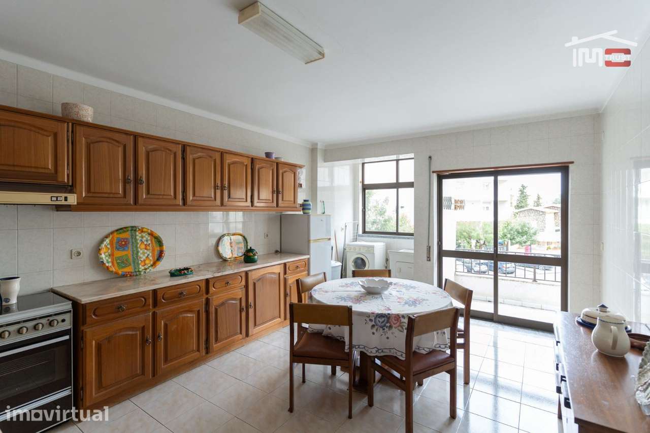 APARTAMENTO T3 MOBILADO COM ELEVADOR, SÓTÃO, LUGAR DE PARQUEAMENTO ... - Grande imagem: 2/30