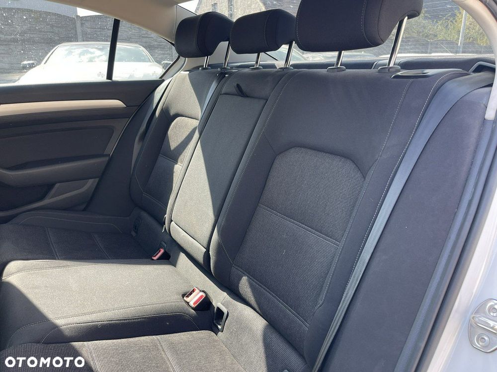 Volkswagen Passat - 11