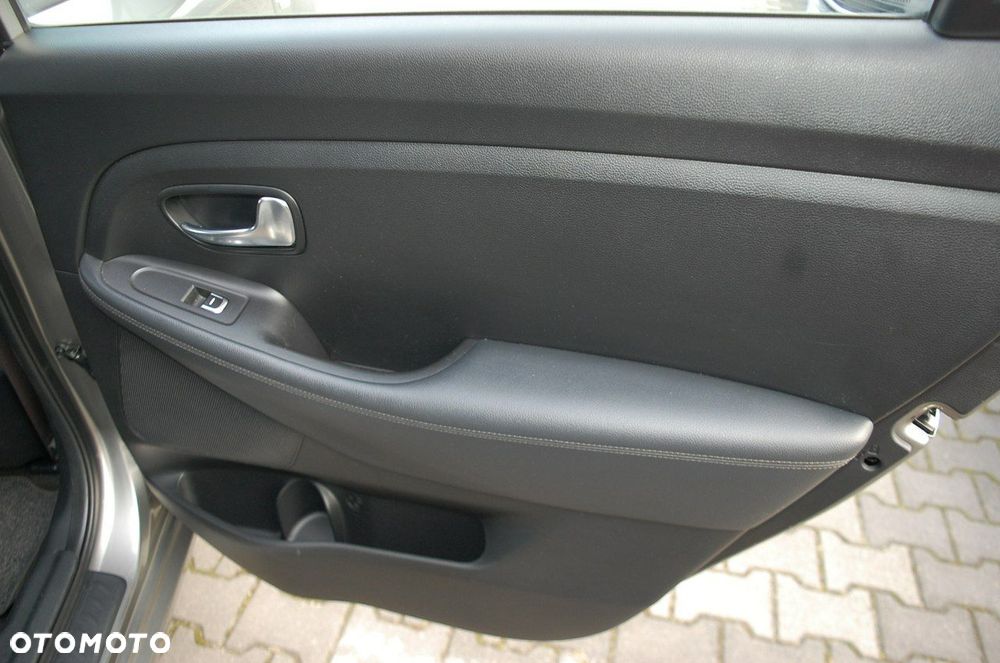 Kia Carens - 31