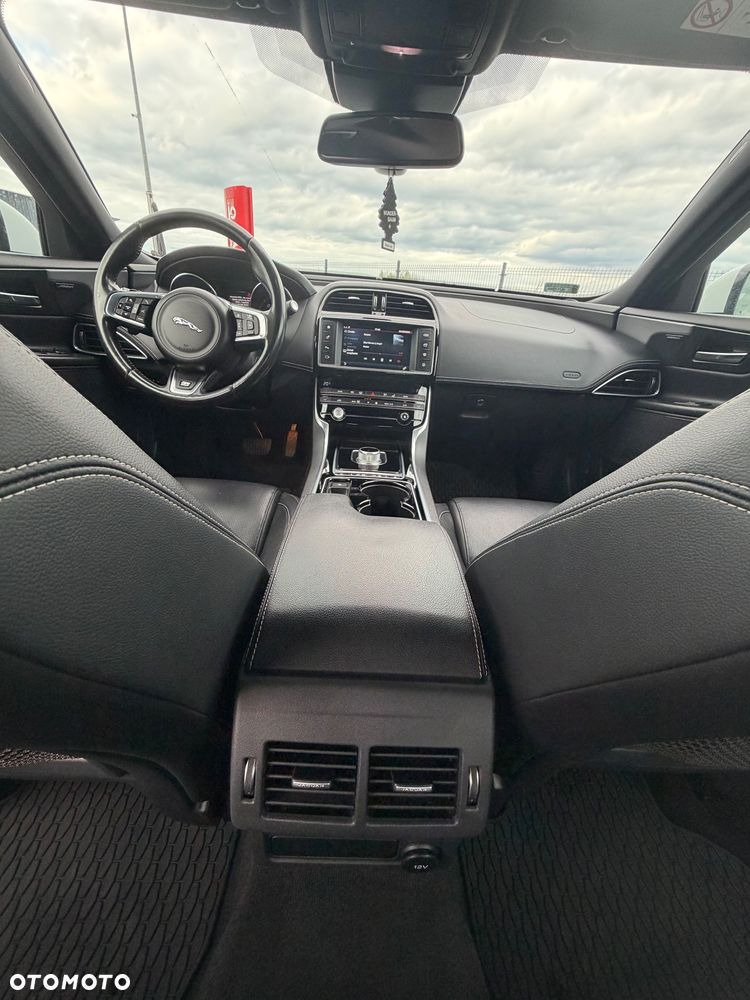 Jaguar XE 2.0 D R-Sport - 7