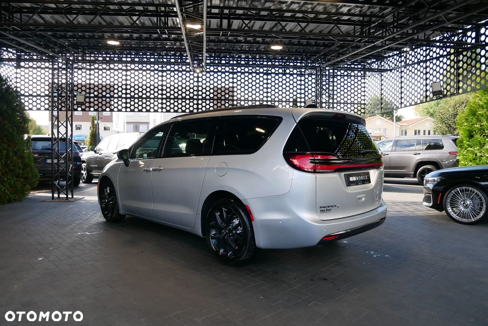 Chrysler Pacifica - 4