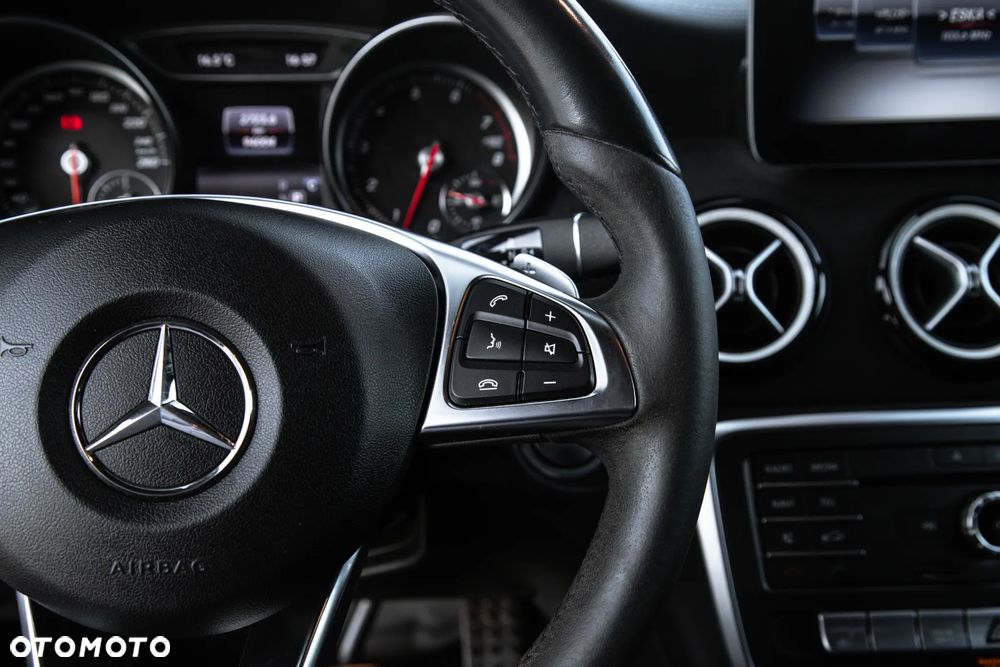 Mercedes-Benz CLA 220 4-Matic AMG Line - 16