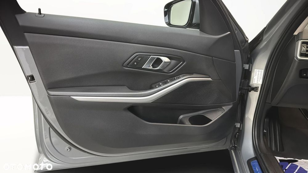 BMW Seria 3 318d mHEV - 11