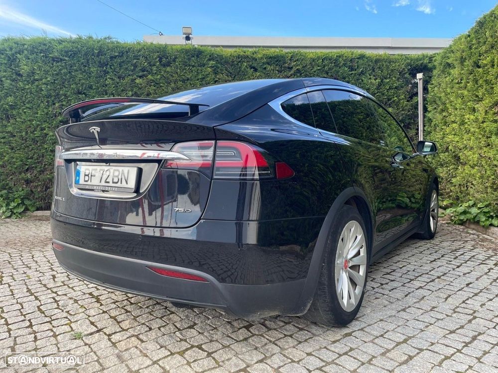 Tesla Model X - 14