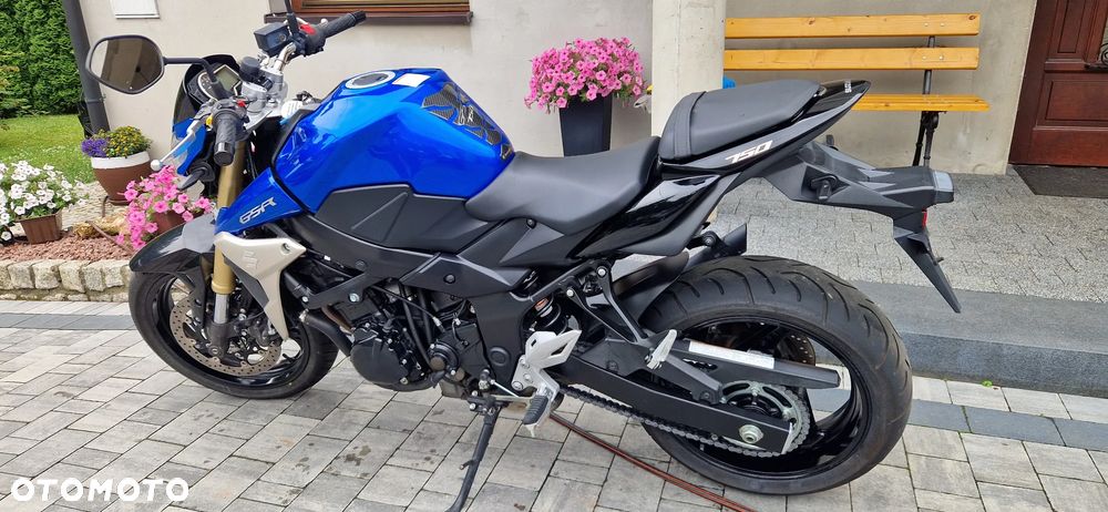 Suzuki GSR - 7