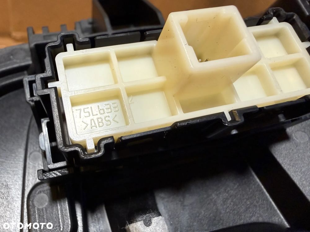 Ramka osłona lewarka zmiany biegów Toyota Corolla Cross 2025 76P471-LH OE - 3