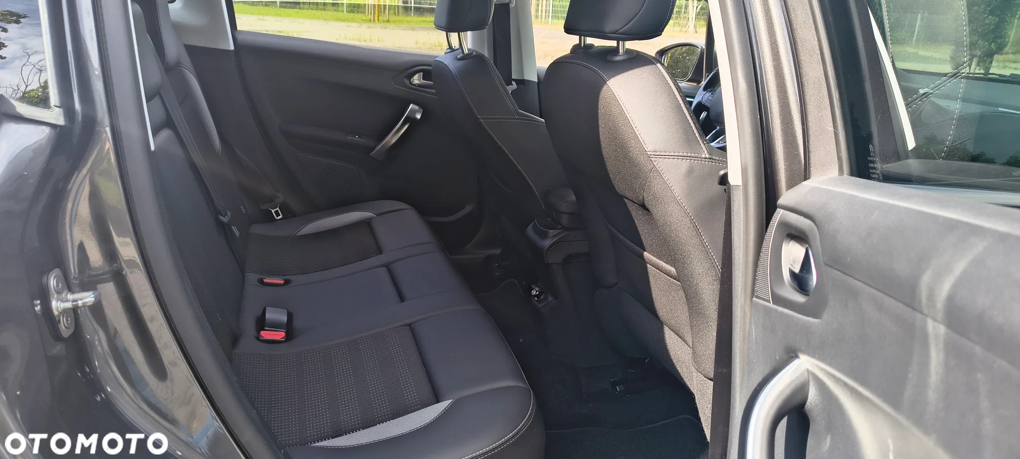 Peugeot 2008 1.2 Pure Tech Allure S&S - 16