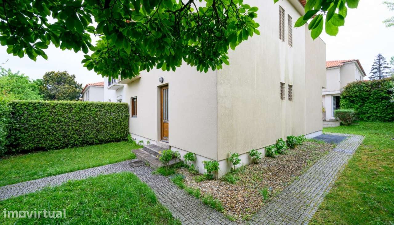 Moradia V4 com jardim para venda em Lordelo do Ouro no Porto - Grande imagem: 4/17
