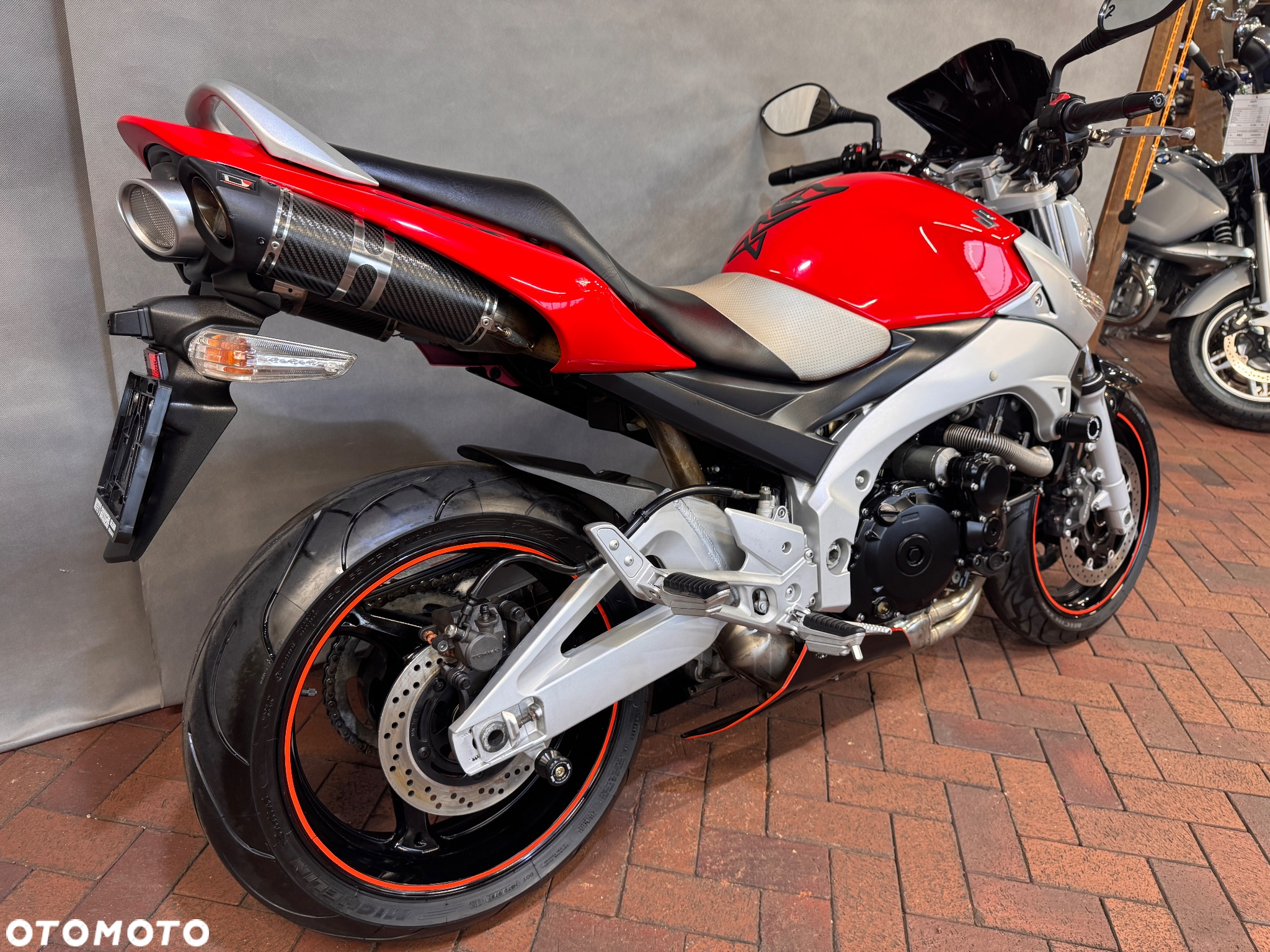Suzuki GSR - 4