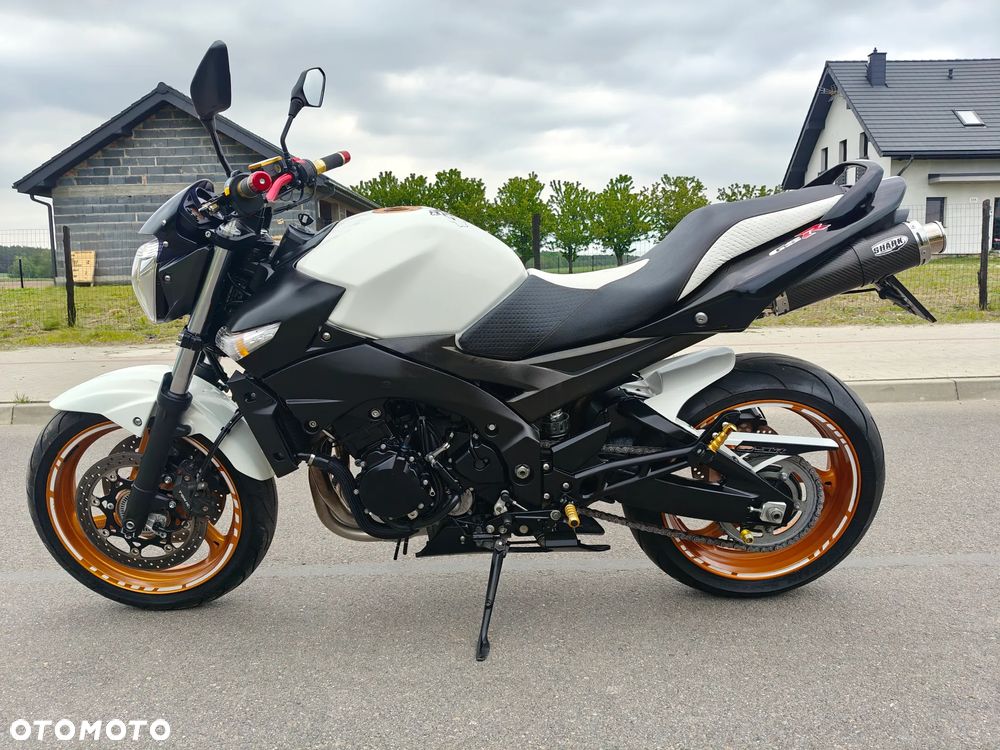 Suzuki GSR - 2
