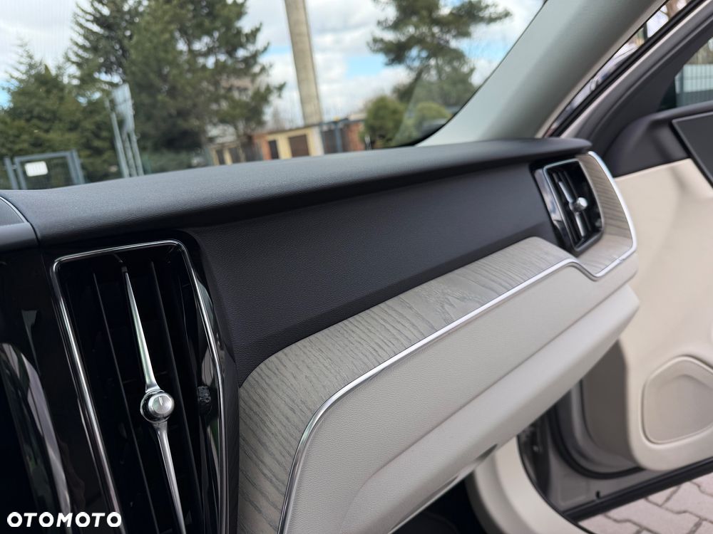 Volvo XC 60 B4 D Plus Dark - 26