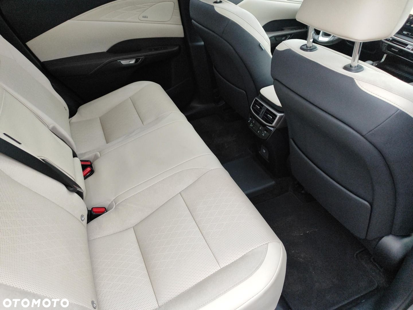 Lexus RX 450h+ Omotenashi - 15