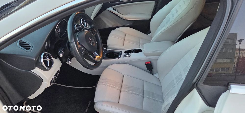 Mercedes-Benz CLA 200 7G-DCT Urban - 14