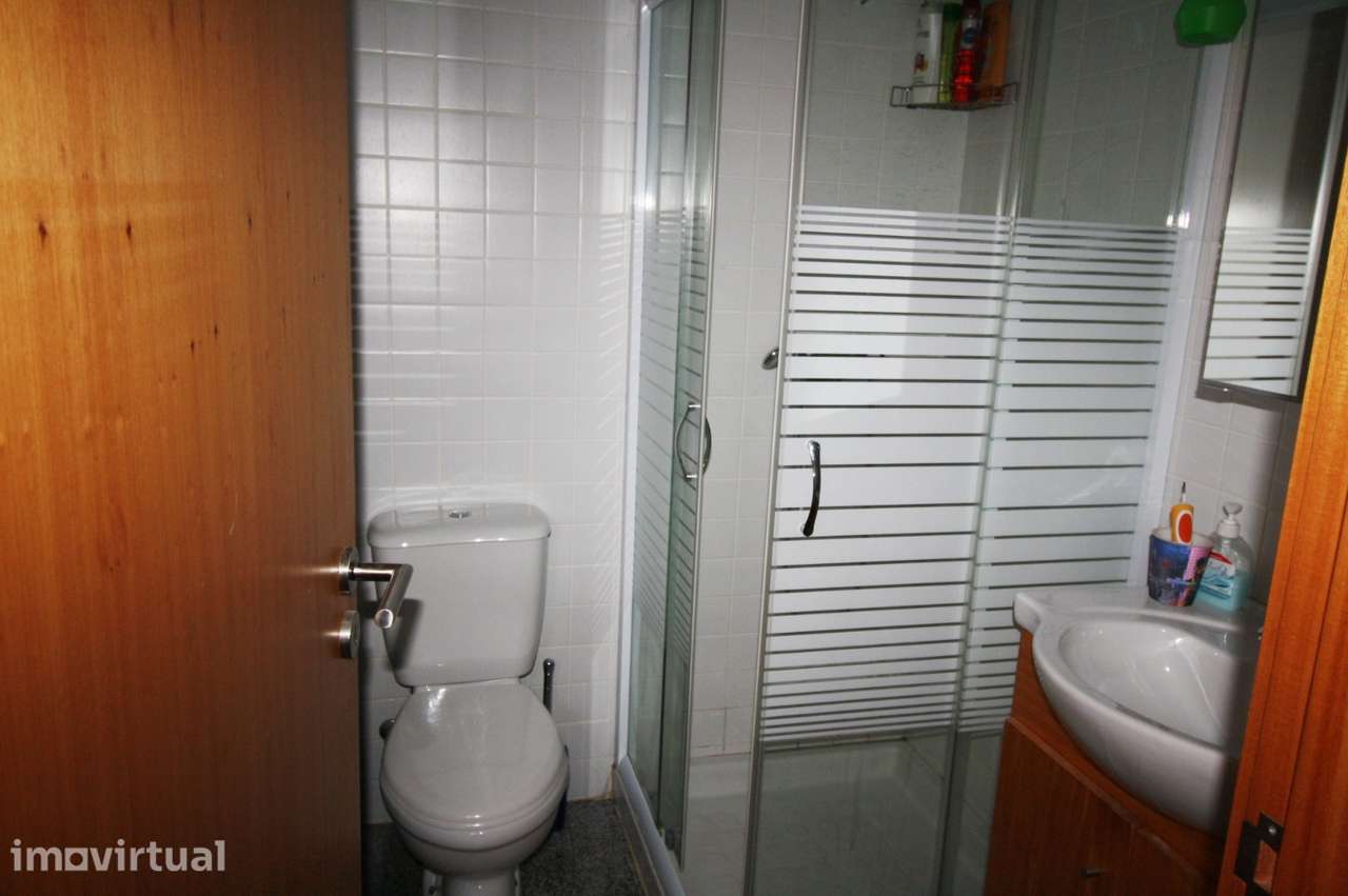 Apartamento T2 com 2 casas de banho e varanda - Grande imagem: 3/4