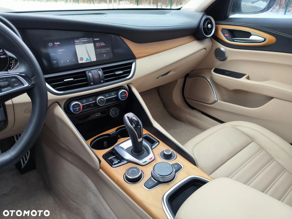 Alfa Romeo Giulia 2.0 Turbo 16V AT8 Veloce - 16