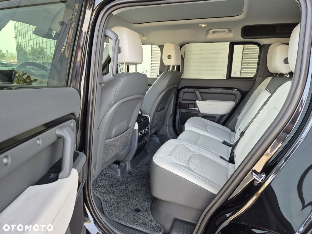 Land Rover Defender 110 D250 X-Dynamic SE - 12