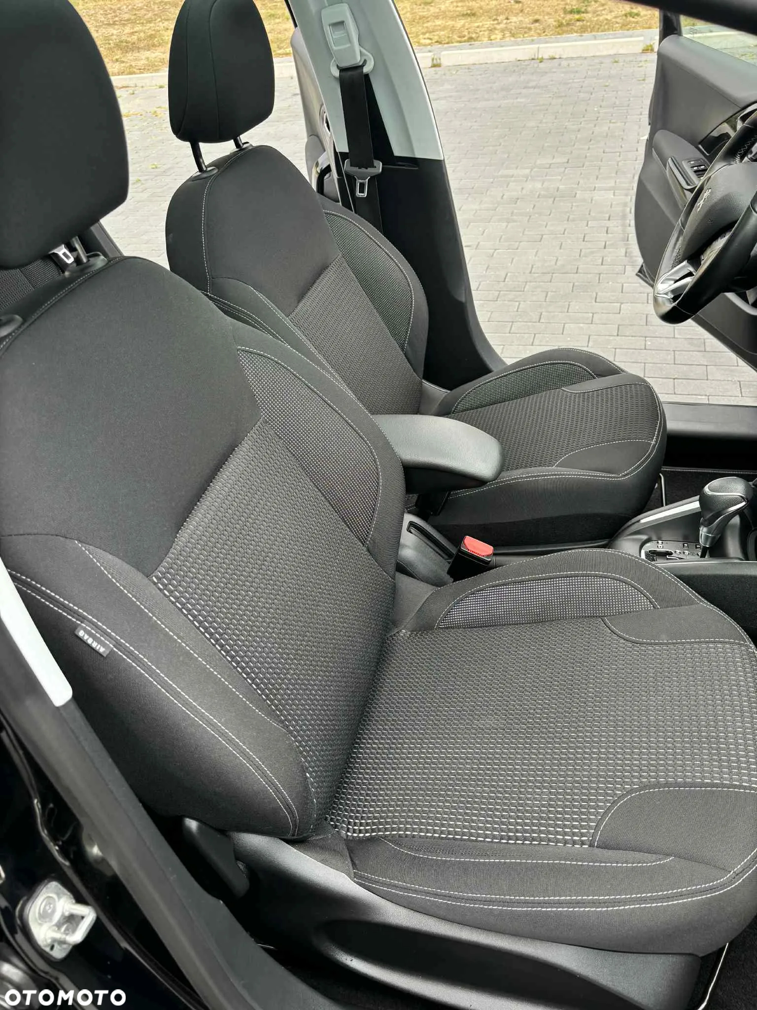 Peugeot 208 - 19