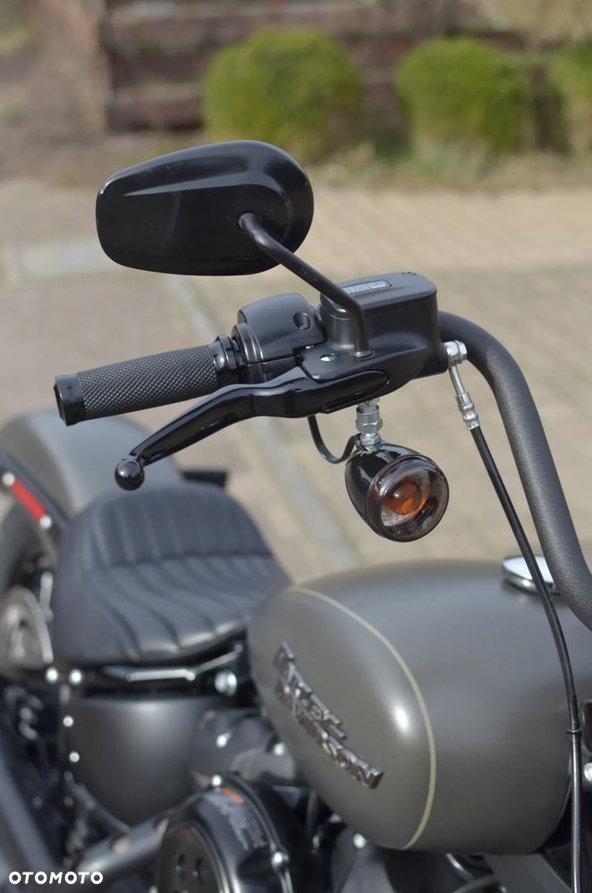 Harley-Davidson Softail Street Bob - 17