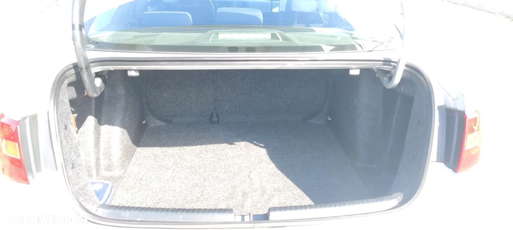 Volkswagen Jetta 1.6 TDI Trendline - 14