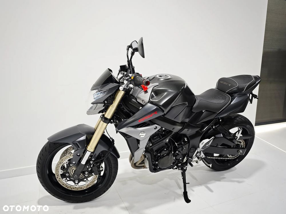 Suzuki GSR - 3