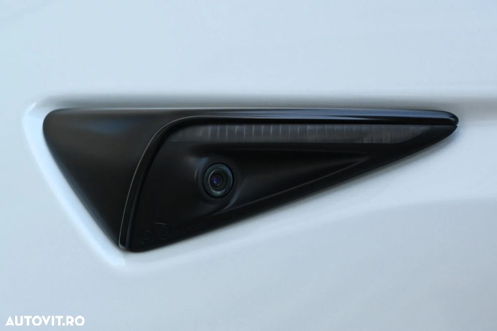 Tesla Model Y AWD Performance - 13