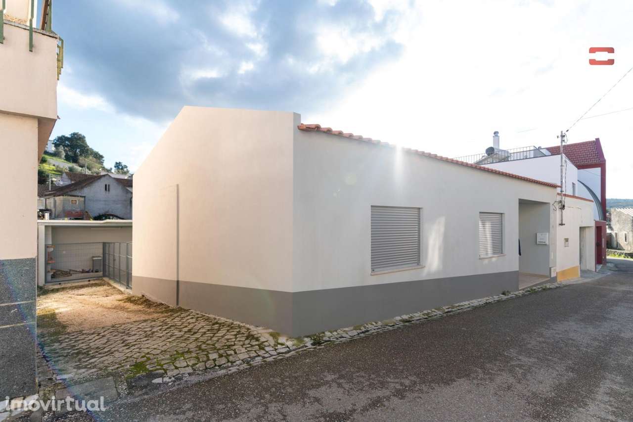 MORADIA T2 RECUPERADA EM ESTADO NOVO  COM AREA TOTAL DE 410 M2 EM R... - Grande imagem: 3/31