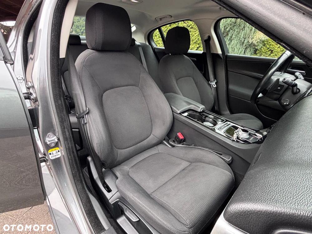 Jaguar XE 2.0 D Portfolio - 14