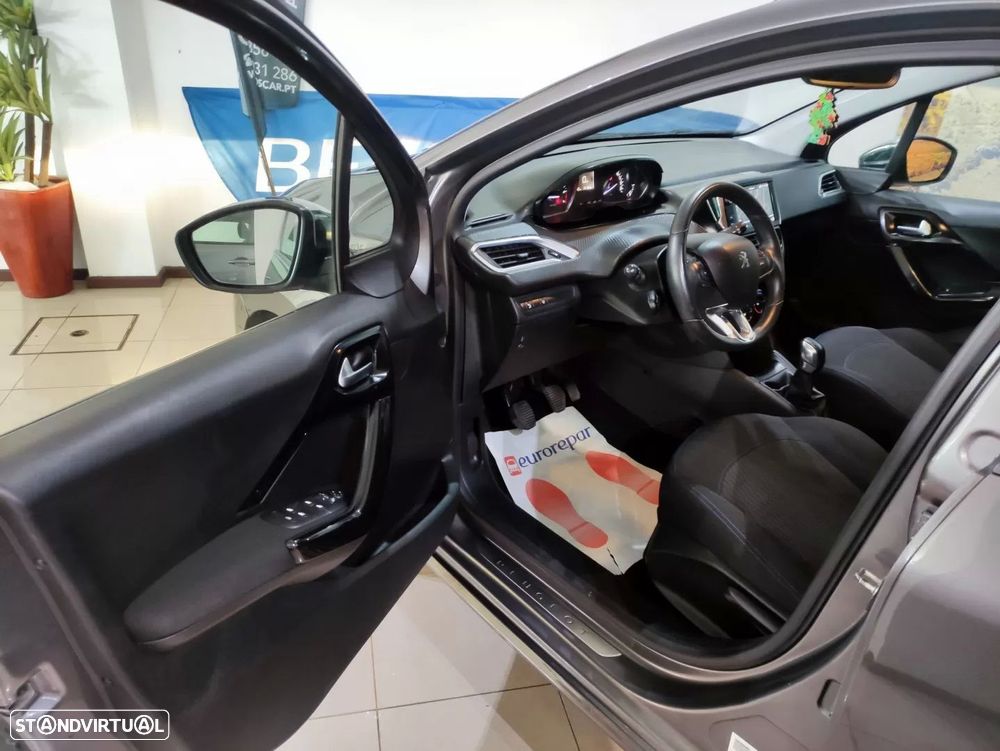 Peugeot 208 1.2 PureTech Signature - 10