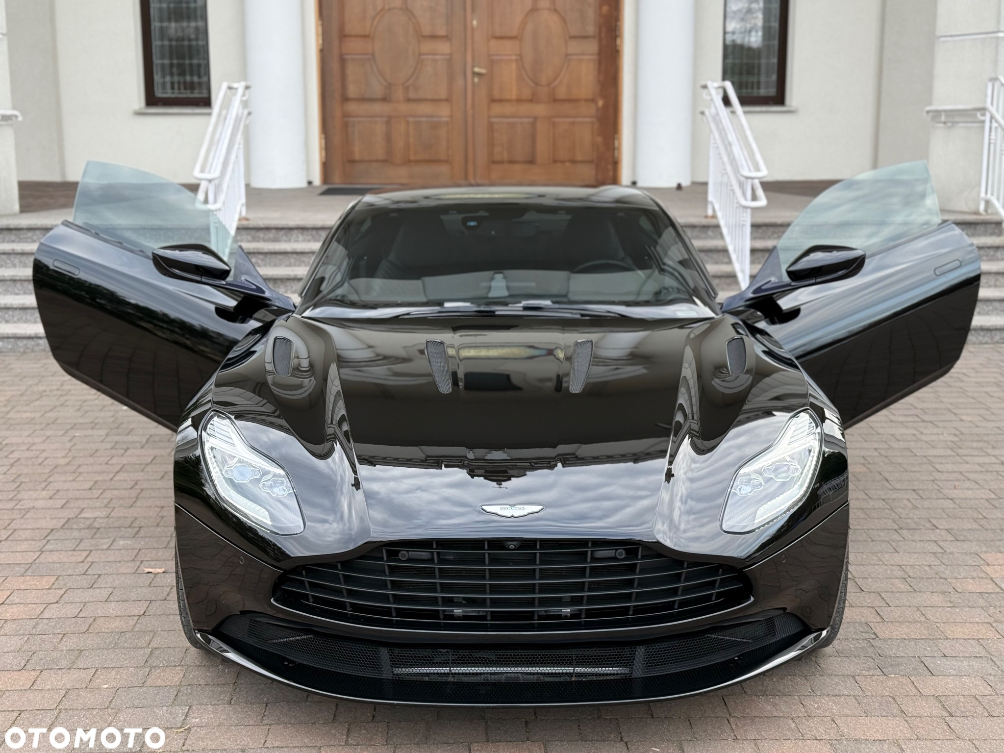Aston Martin DB11 V12 Coupe - 9