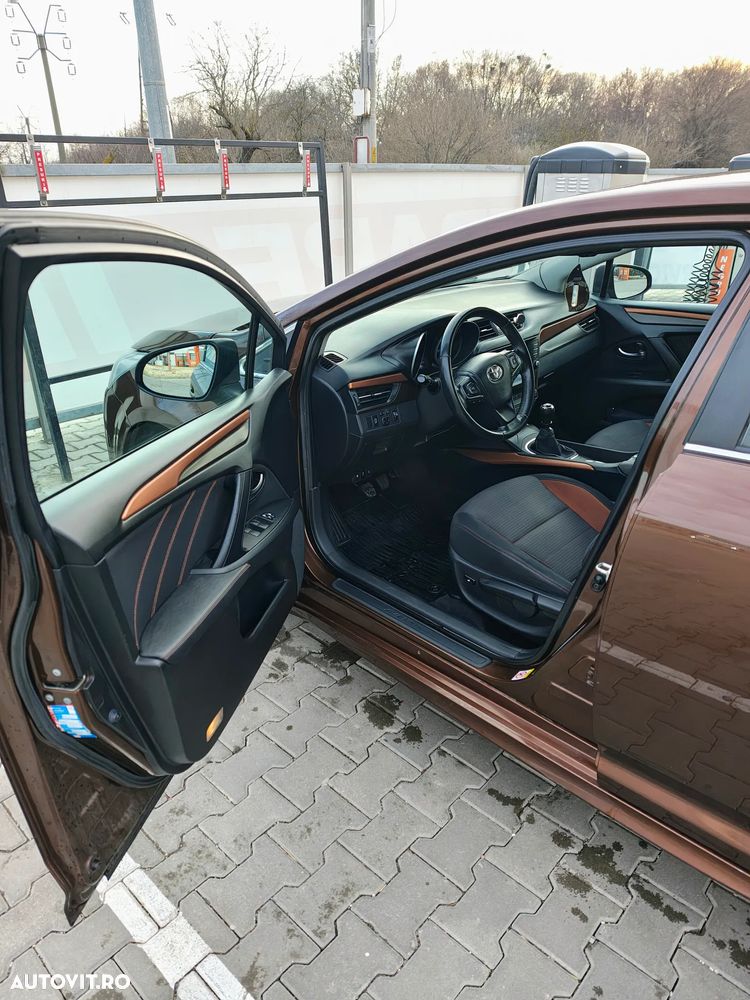 Toyota Avensis 2.0 D-4D Executive Terracotta - 19