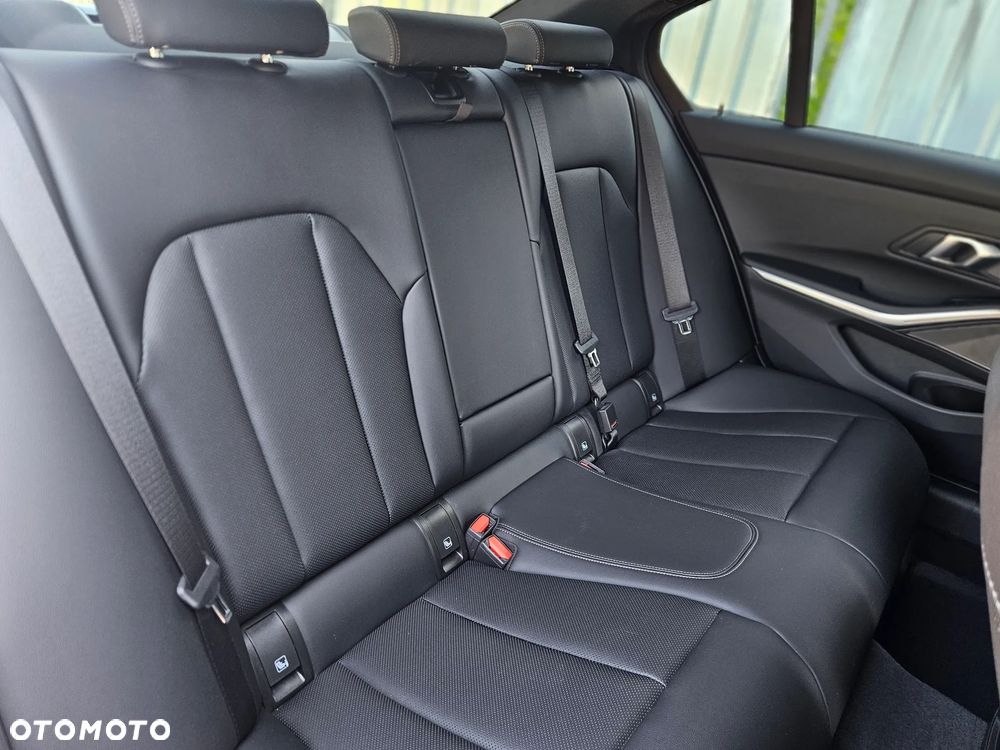 BMW Seria 3 320d xDrive mHEV M Sport sport - 34