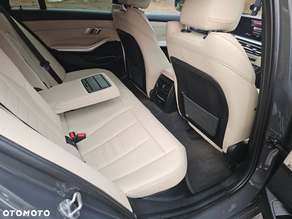 BMW Seria 3 320d xDrive Luxury Line Purity - 14