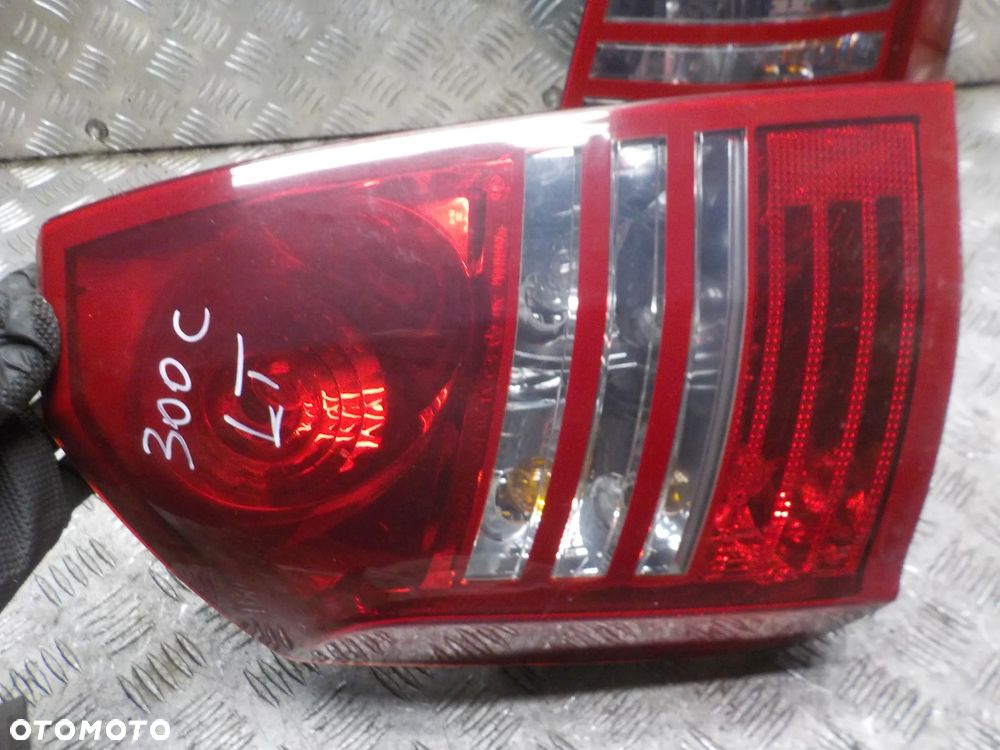 CHRYSLER 300C SEDAN LAMPA PRAWY LUB LEWY TYŁ - 2
