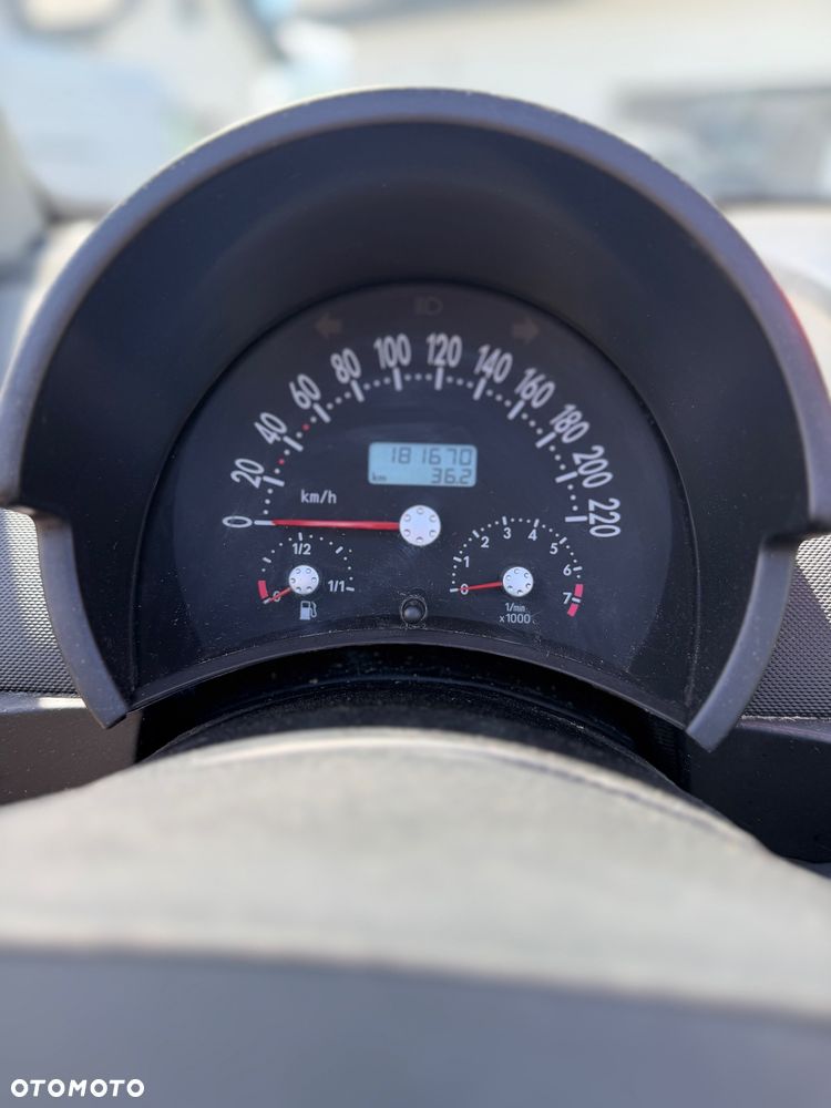 Volkswagen New Beetle 1.6 - 8