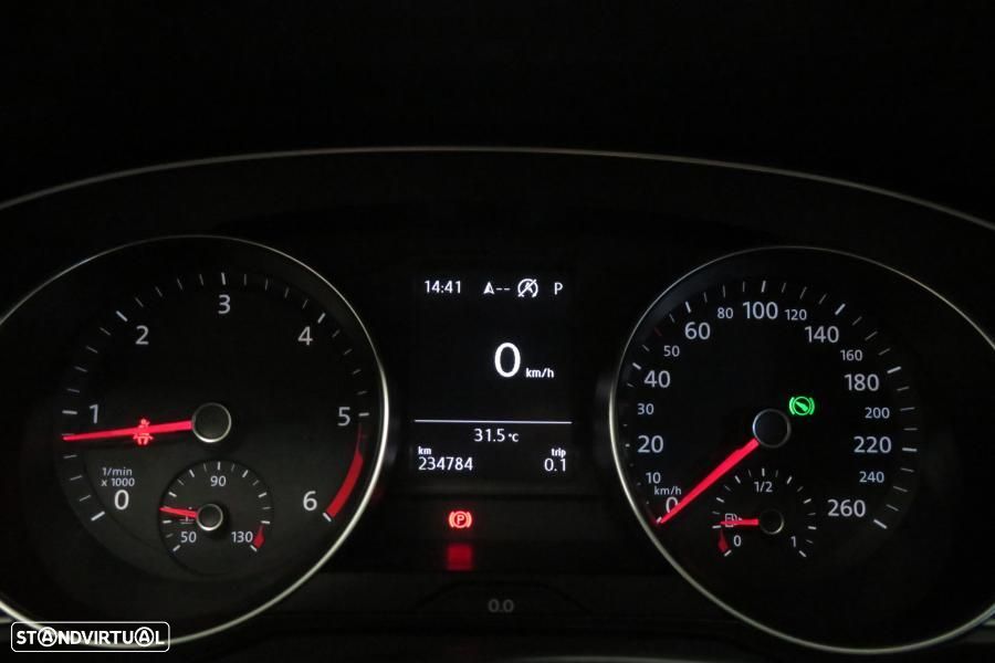 VW Passat Variant 2.0 TDI R-Line DSG - 17