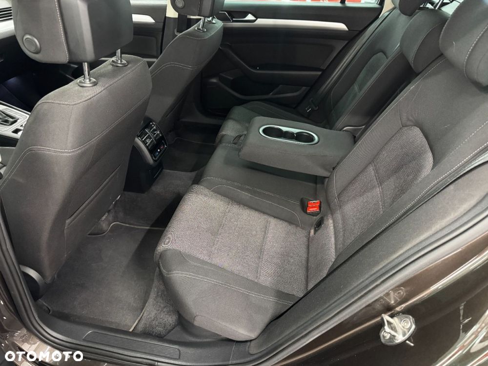 Volkswagen Passat - 33