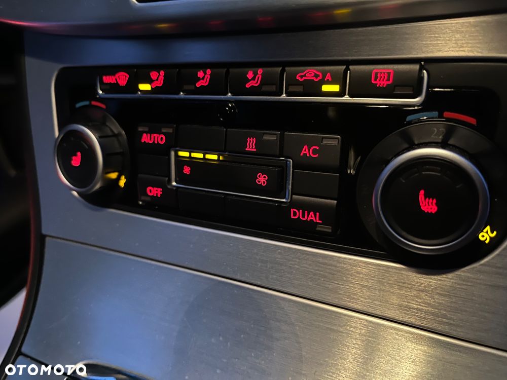 Volkswagen Passat 2.0 TDI DPF Highline - 13