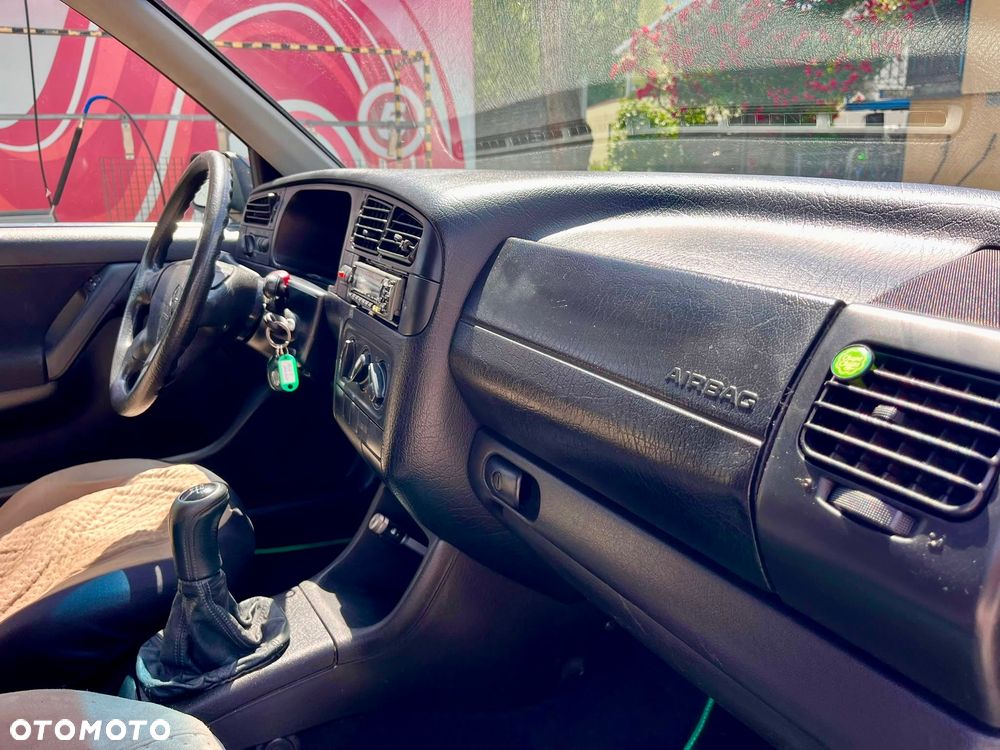 Volkswagen Golf 1.6 CL - 22