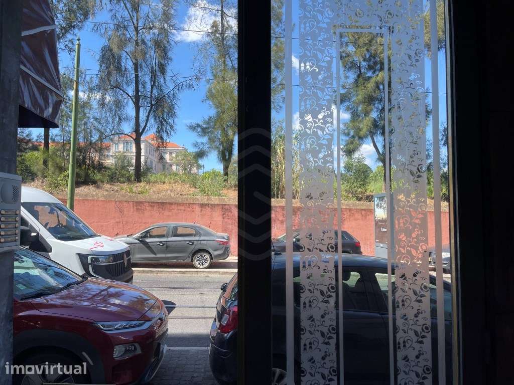 T2 Apartamento 2 quartos com logradouro privativo para renovação Ca... - Grande imagem: 3/27