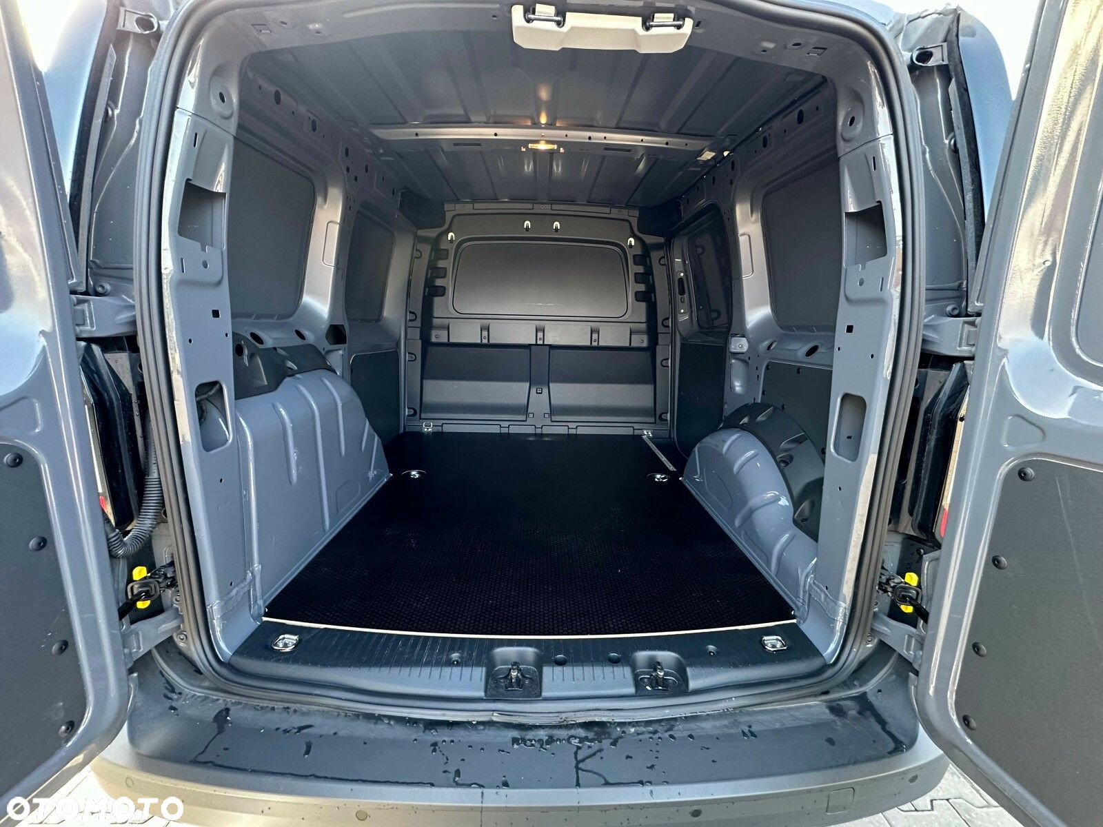 Volkswagen caddy Caddy  silnik: 2,0 l TDI EU6 SCR  75 kW skrzynia biegów: manualna 6 -biegowa rozstaw osi: 2755 mm - 8