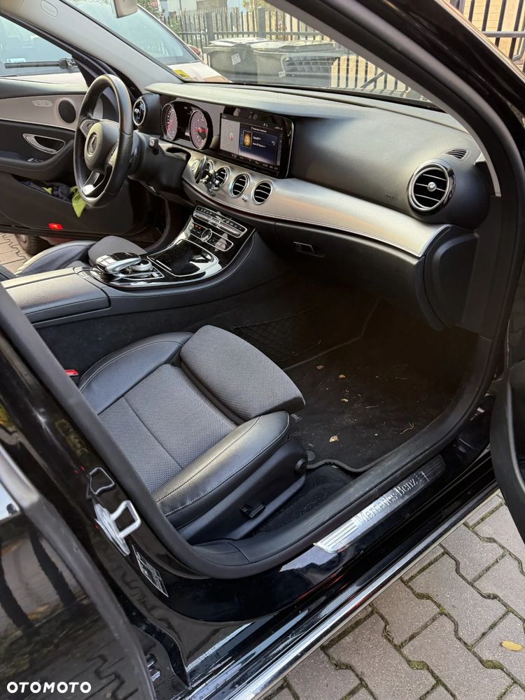 Mercedes-Benz Klasa E 220 d 4-Matic 9G-TRONIC - 11