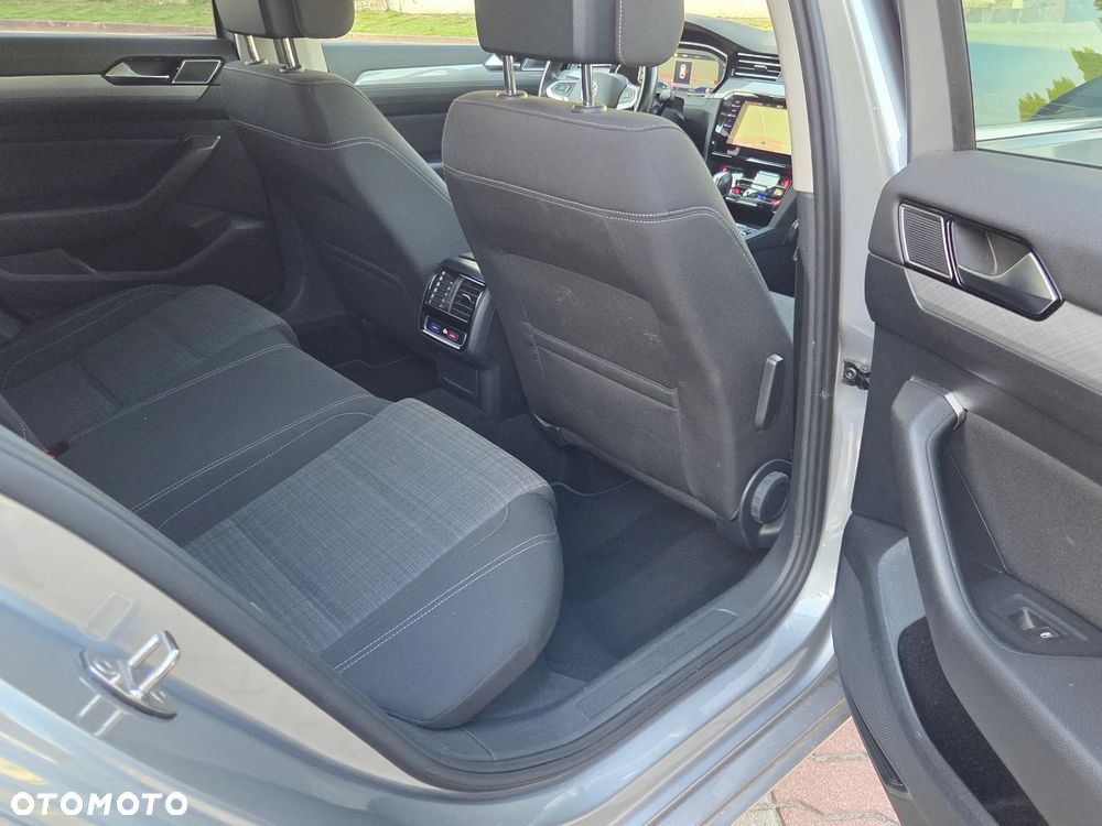Volkswagen Passat - 11