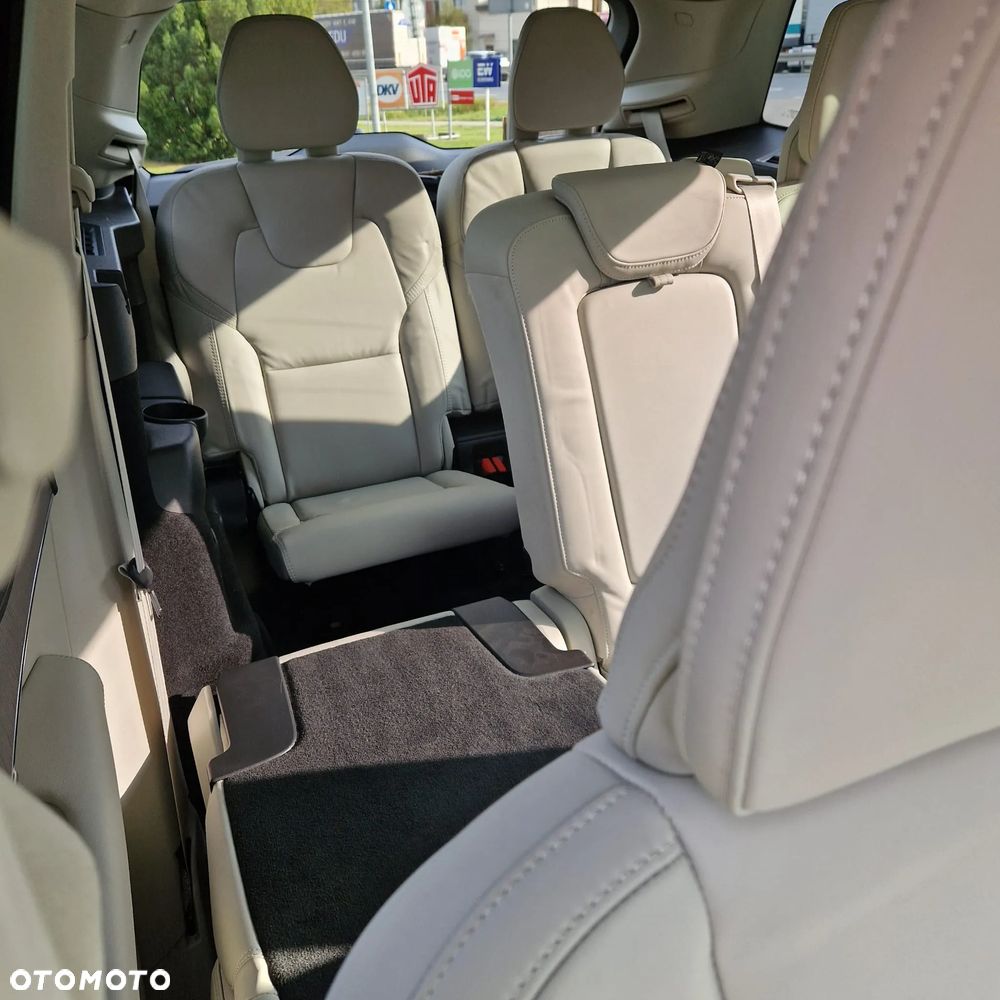 Volvo XC 90 - 9