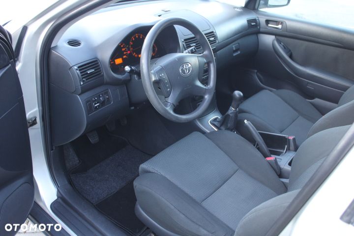 Toyota Avensis 1.8 VVT-i Luna - 30