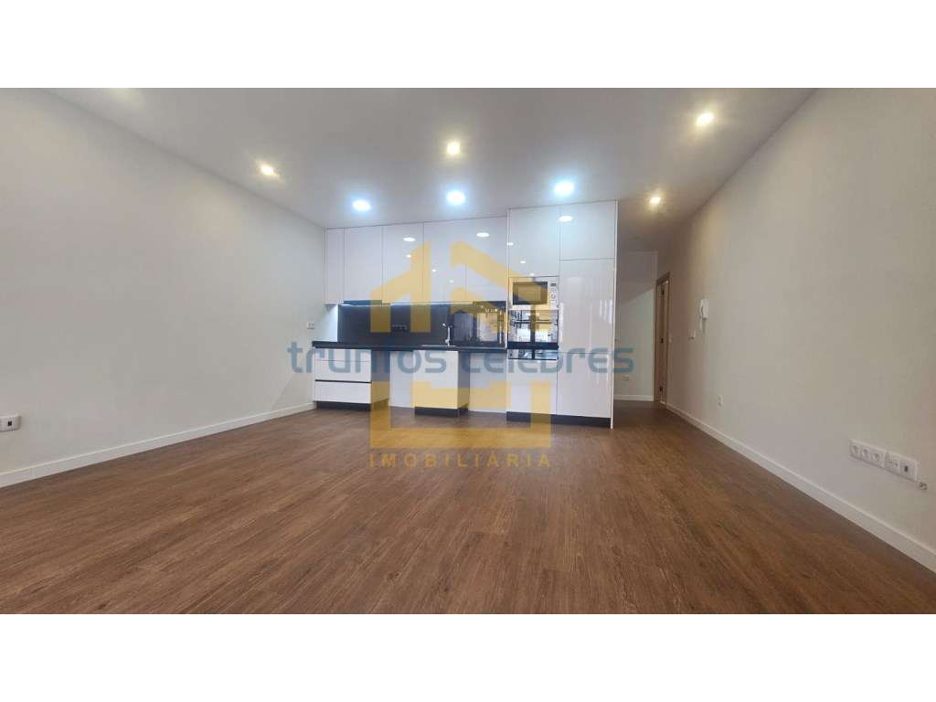 Apartamento T2 Rés do Chão Elevado totalmente renovado com terraço ... - Grande imagem: 2/23